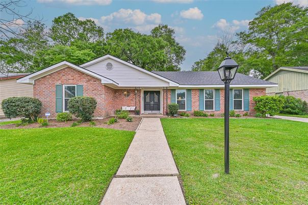 Exterior, Facade, Brick Facade, Ranch
