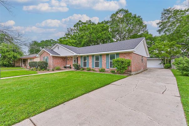Backyard, Exterior, Facade, Brick Facade, Ranch