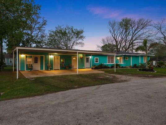 Backyard, Exterior, Facade, Ranch