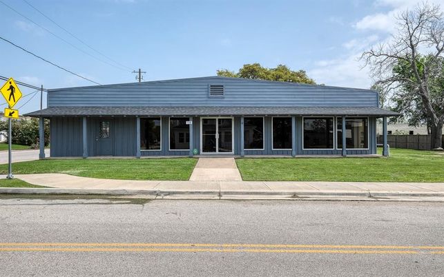 Exterior, Facade, Ranch