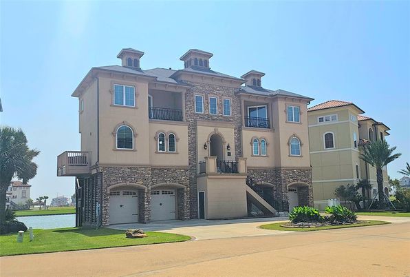 Attached, Exterior, Facade, Mediterranean