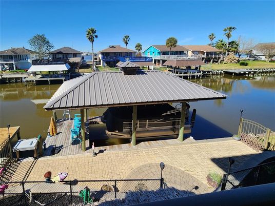 Exterior, Lake