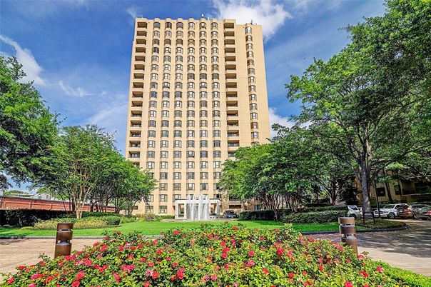 Exterior, Facade, Condo Building