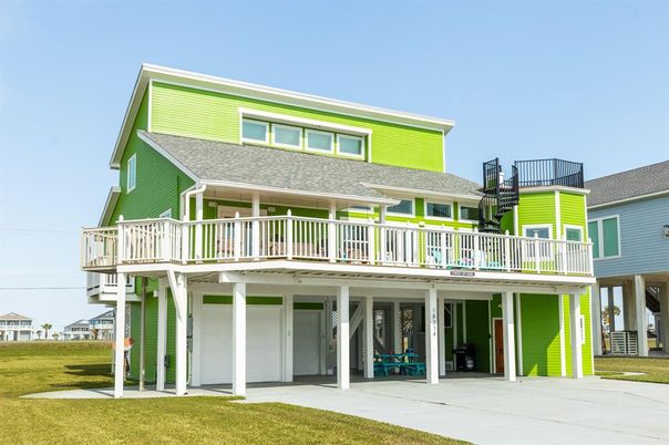Exterior, Facade, Modern