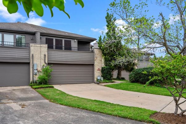 Attached, Exterior, Facade, Raised Ranch