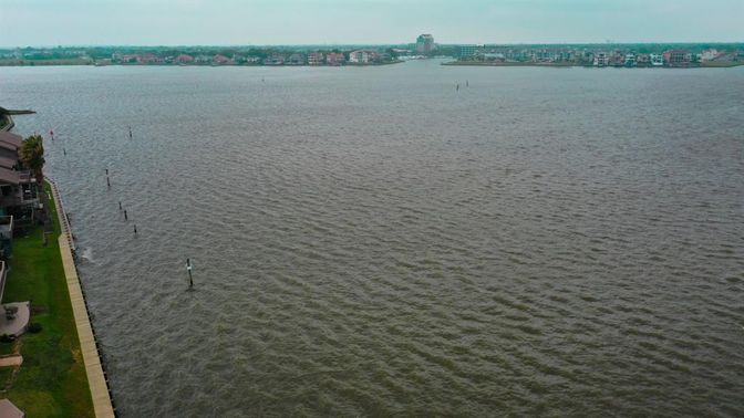 Exterior, Lake