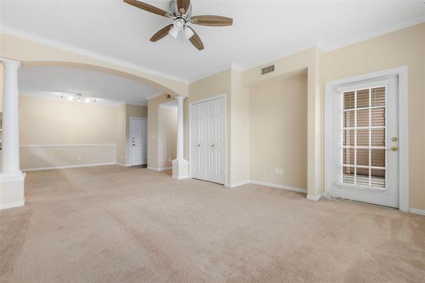 Empty room, Interior