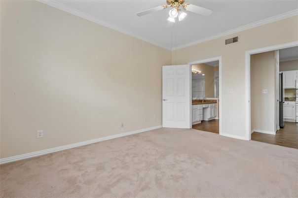 Empty room, Interior