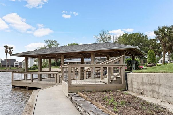 Exterior, Lake