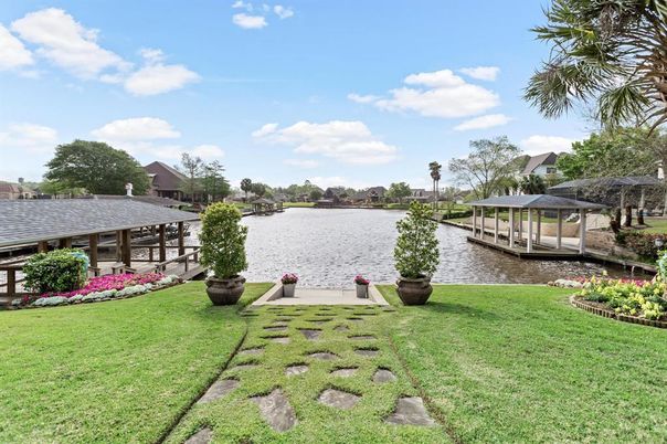 Exterior, Lake