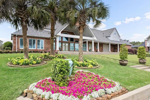 Backyard, Exterior, Facade, Brick Facade, Ranch