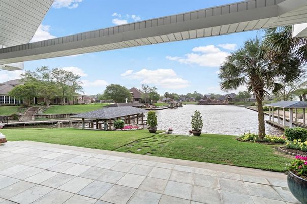 Exterior, Lake