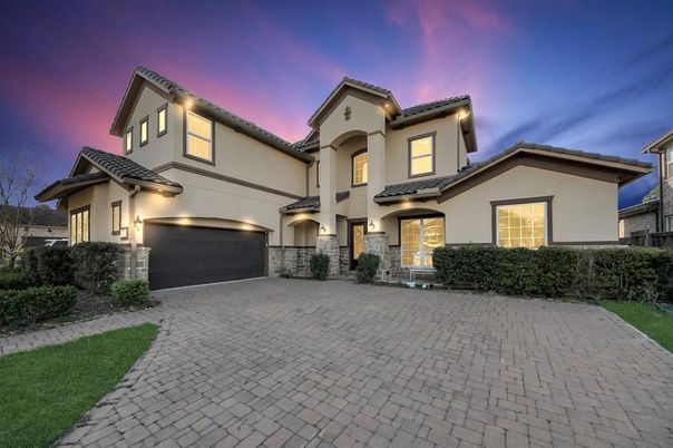 Attached, Exterior, Facade, Mediterranean
