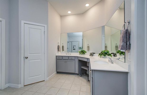 Bathroom, Dual Sink Vanities, Interior, Recessed Lighting
