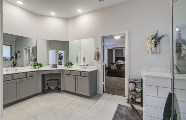 Bathroom, Dual Sink Vanities, Interior, Recessed Lighting