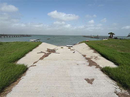 Exterior, Lake