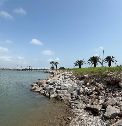 Exterior, Lake