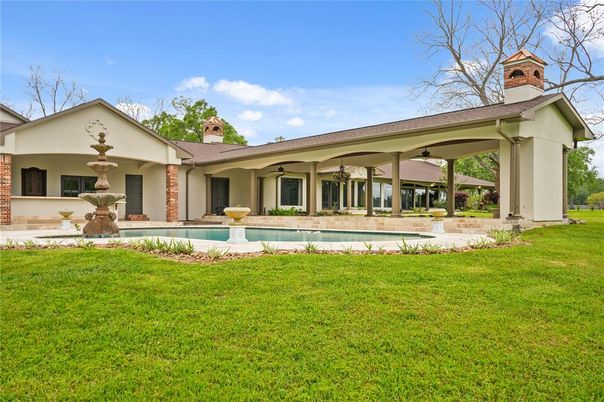 Backyard, Exterior, Facade, Brick Facade, Ranch