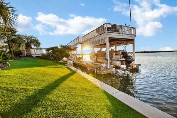 Exterior, Lake
