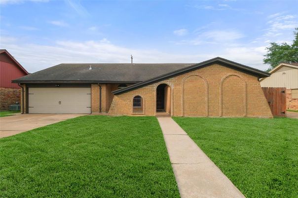 Attached, Exterior, Facade, Brick Facade, Ranch