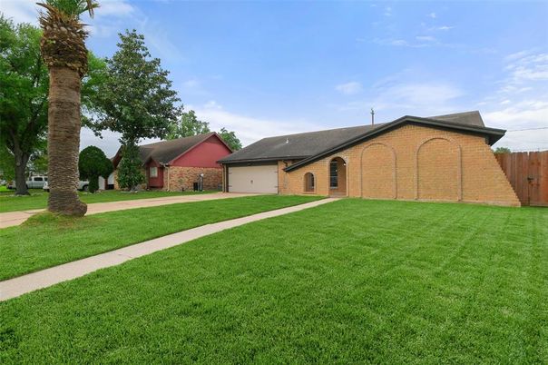 Attached, Backyard, Exterior, Facade, Brick Facade, Ranch