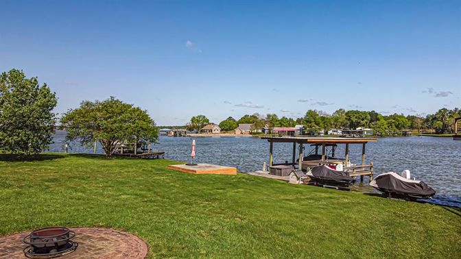 Exterior, Lake