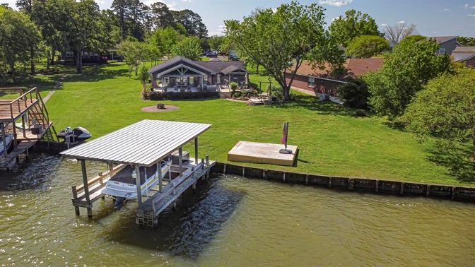 Exterior, Lake