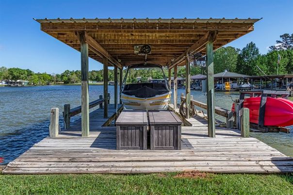 Exterior, Lake