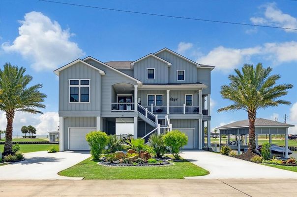 Attached, Exterior, Facade, Farmhouse
