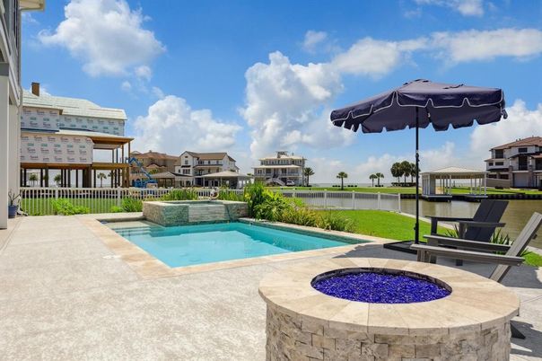 Exterior, Pool, Water