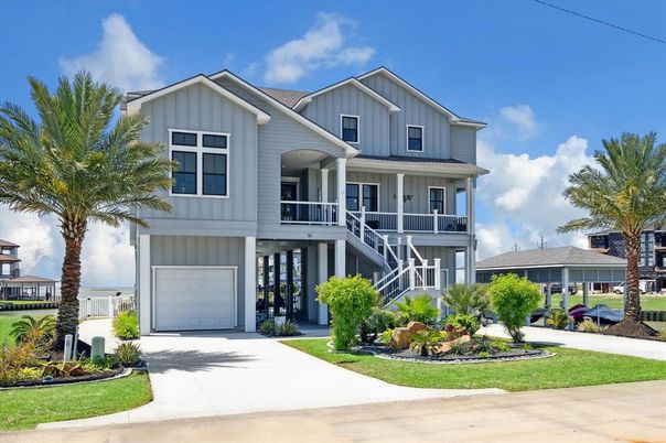 Attached, Exterior, Facade, Farmhouse