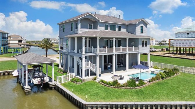 Exterior, Lake, Pool, Water