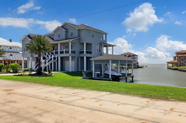 Exterior, Lake