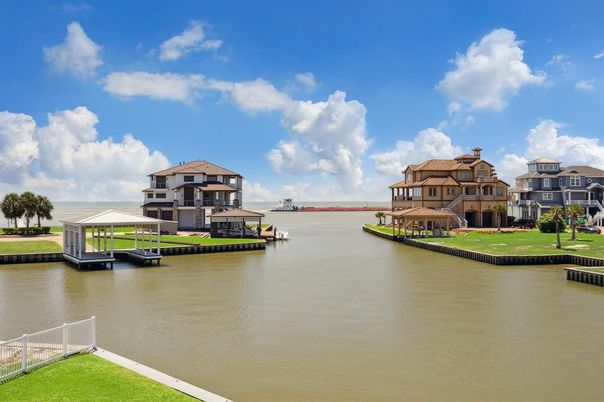 Exterior, Lake