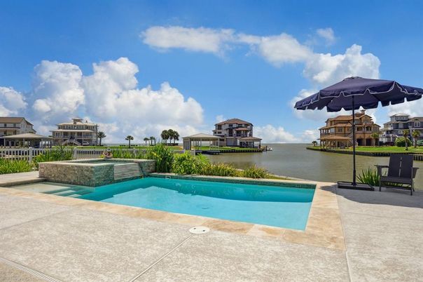Exterior, Lake, Pool, Water