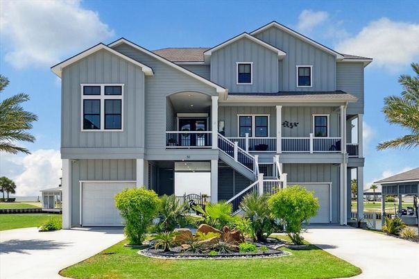 Attached, Exterior, Facade, Farmhouse