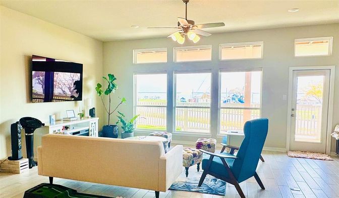 Interior, Living room, Recessed Lighting, Water, Wood Texture Flooring