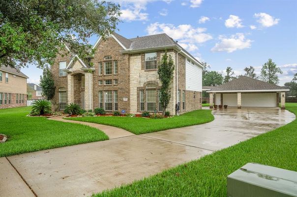 Backyard, Detached Garage, Exterior, Facade, Brick Facade, Brick Traditional