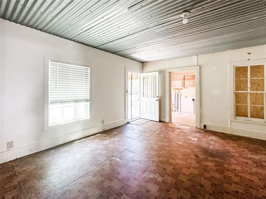 Empty room, Interior