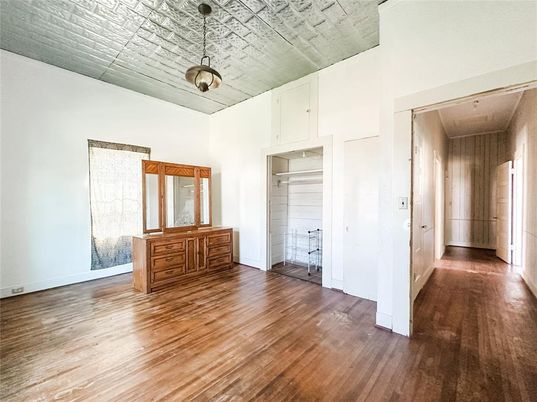 Empty room, Interior, Pendant Lights, Wood Texture Flooring