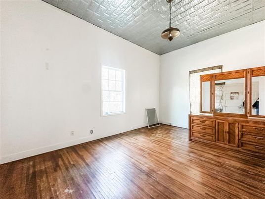 Empty room, Interior, Pendant Lights, Wood Texture Flooring