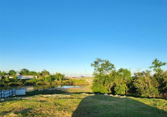 Exterior, Lake