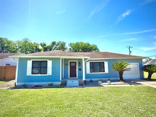 Attached, Exterior, Facade, Ranch