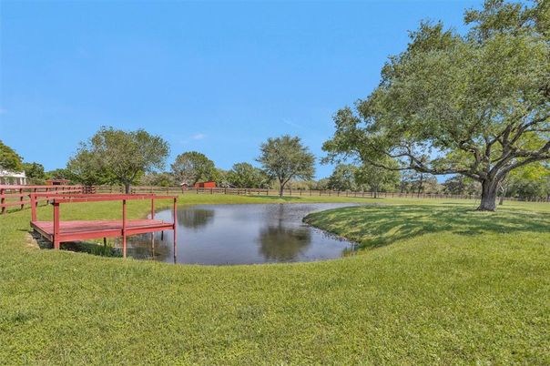 Exterior, Lake