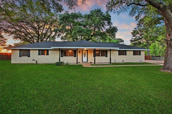 Backyard, Exterior, Facade, Brick Facade, Ranch