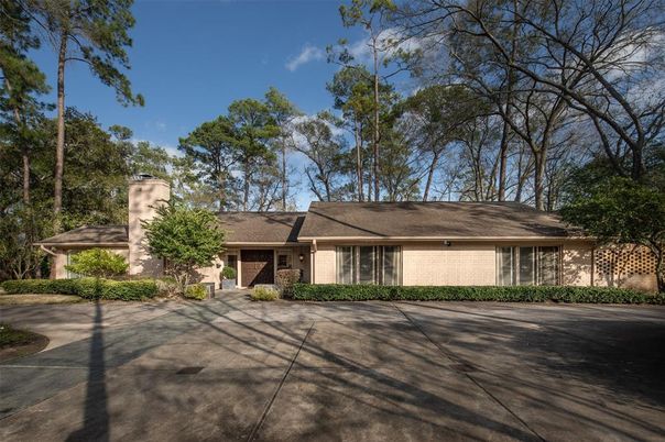 Exterior, Facade, Brick Facade, Ranch