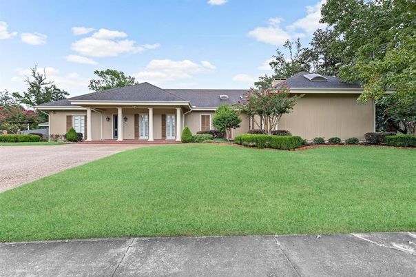 Backyard, Exterior, Facade, Ranch