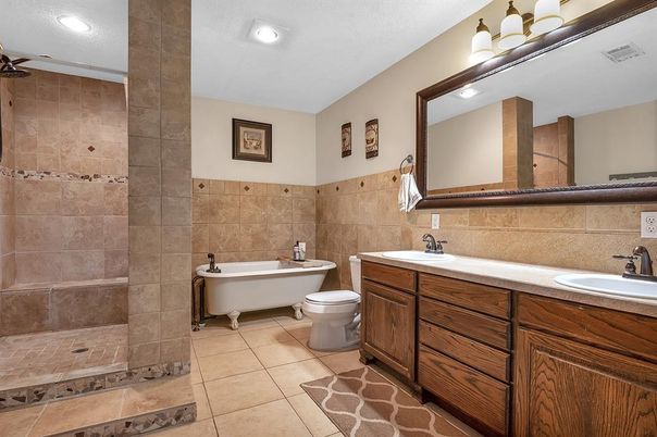 Bathroom, Dual Sink Vanities, Interior, Recessed Lighting