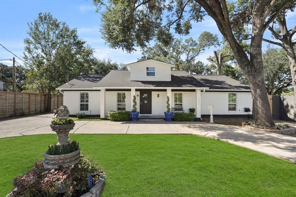 Backyard, Exterior, Facade, Ranch