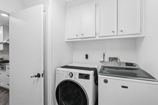 Interior, Washer, Wood Texture Flooring